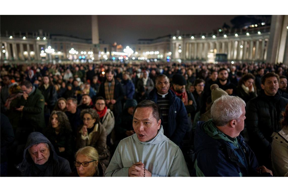 Keine Besserung für Franziskus in Sicht Auf dem Petersplatz beten Tausende Gläubige für den schwer kranken Papst Franziskus den Rosenkranz.