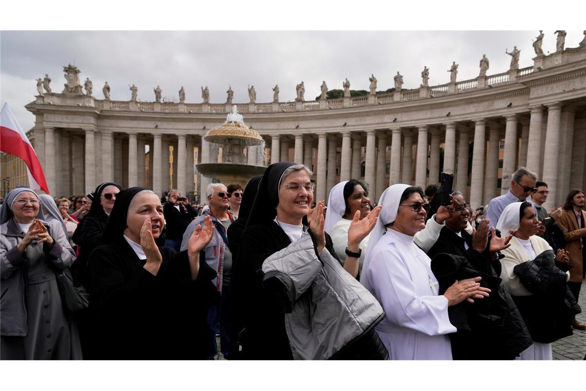 Papst nach fünf Wochen zurück im Vatikan Auf dem Petersplatz jubeln Nonnen dem Papst zu.