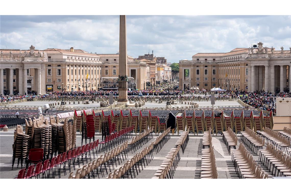 Abschied von Franziskus - Rom vor großer Trauerfeier Auf dem Petersplatz laufen die Vorbereitungen für das große Requiem.