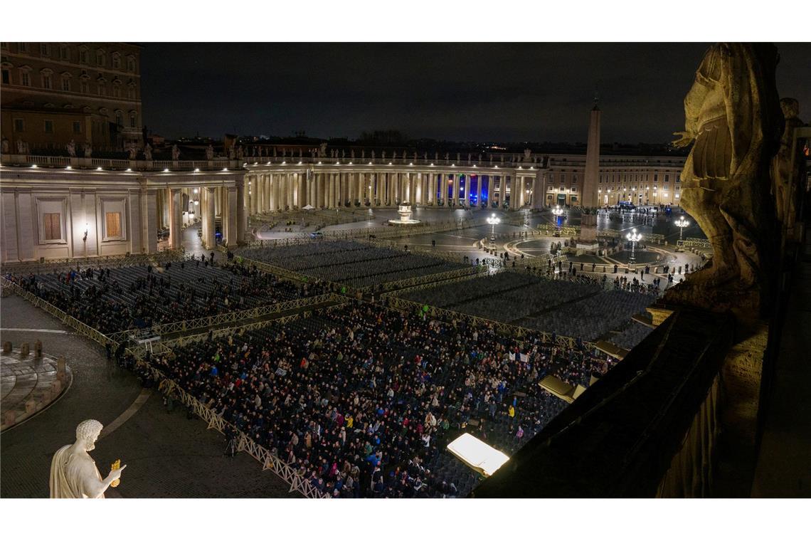 Vatikan: Franziskus geht es etwas besser Auf dem Petersplatz wird nun jeden Abend der Rosenkranz für Franziskus gelesen.
