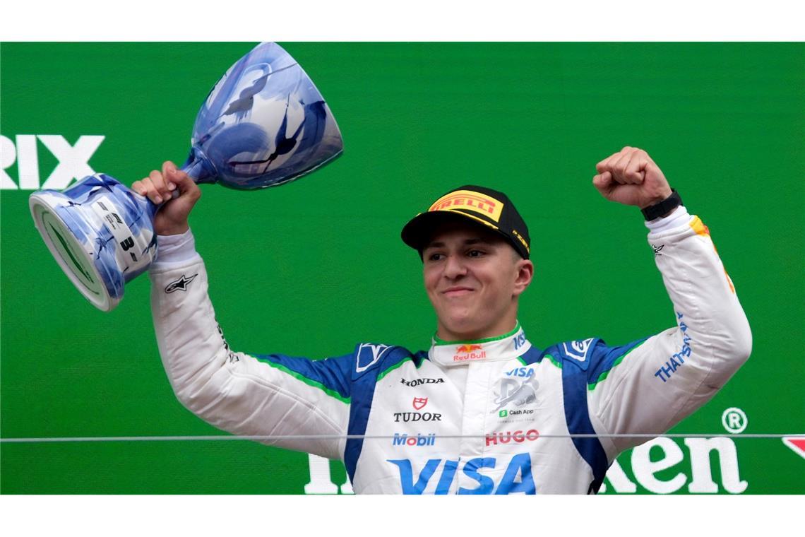 Neuer Verstappen-Kollege? Hadjar liefert beste Argumente Auf dem Podest war die Trophäe noch ganz.