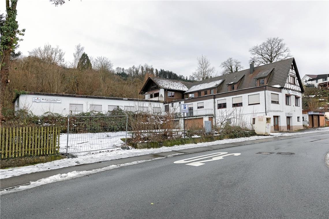 Neuer Anlauf beim Schattenkeller Auf dem Schattenkellerareal ist viele Jahre nichts passiert. Der Gemeinderat hofft, dass sich dies nun mit der Verabschiedung der Pläne in absehbarer Zeit ändert. Fotos: J. Fiedler