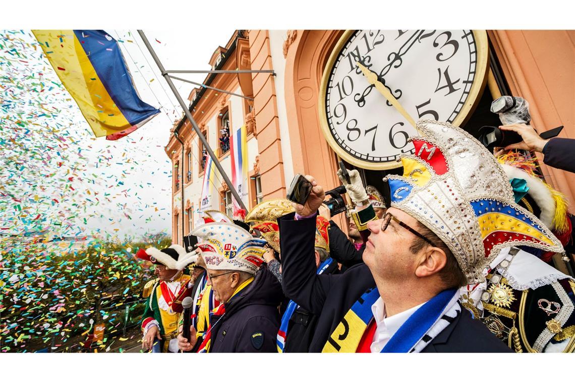 "Energie für Krisen" - Die fünfte Jahreszeit beginnt Auf dem Schillerplatz feierten an die 9.000 Närrinnen und Narren bei frischem Wetter.