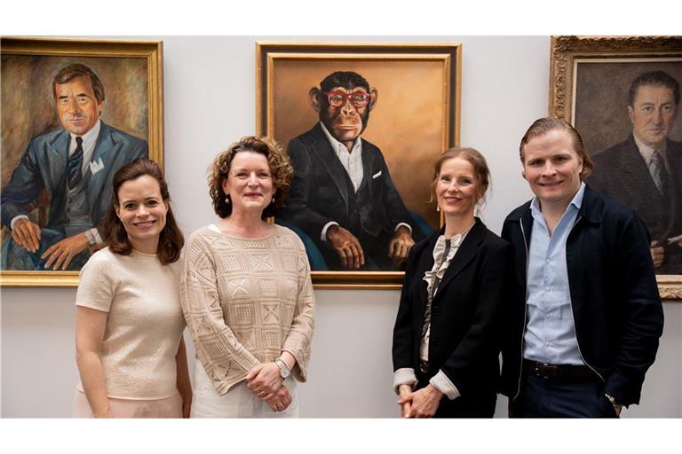 Auf dem undatierten Bild stehen Bonita Grupp (von links), Malerin Hanna Bastian, Vergoldermeisterin und Bildeinrahmerin Sylvia Reh und Wolfgang Grupp junior vor dem Porträt von Trigema-Maskottchen Charly.