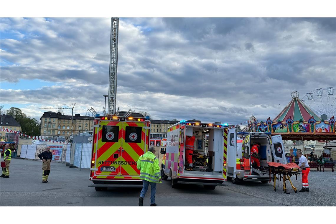 Trotz TÜV: Fünf Verletzte bei Unfall mit Kettenkarussell Auf dem Volksfest in Bayreuth ist es am Abend zu einem Unfall gekommen.