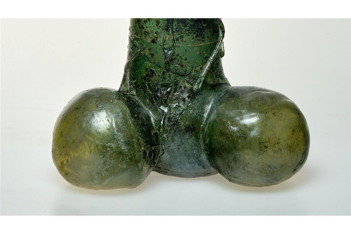 Erst ab 18 - Sex-Ausstellung zwischen Kunst und Porno Auf dem vom Düsseldorfer Kunstpalast zur Verfügung gestellten undatierten Bild ist ein grüner Glas-Phallus aus dem 16. Jahrhundert zu sehen. Das Objekt ist Teil der Ausstellung "Sex Now" im NRW-Forum.
