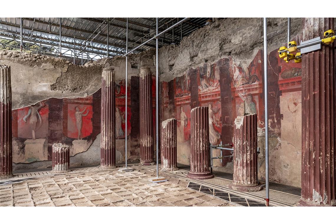 Archäologen entdecken großes Fresko in Festsaal Auf dem von dem Parco Archeologico di Pompei bereitgestellten Handout wird ein neues großes Fresko in Pompeji gezeigt. Das neu freigelegte Fresko befindet sich ein einem Festsaal und zieht sich über drei Seiten des Raumes.