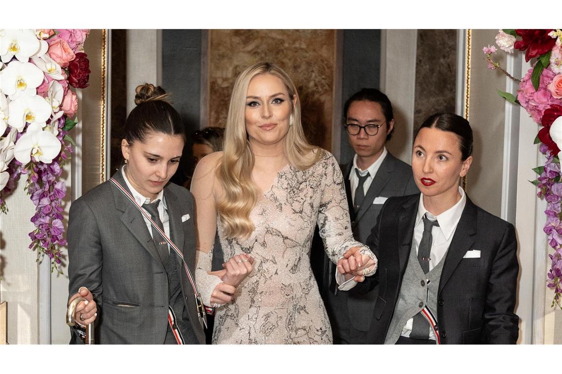 Auf dem Weg aus dem Hotel ließ sich Lindsey Vonn stützen.