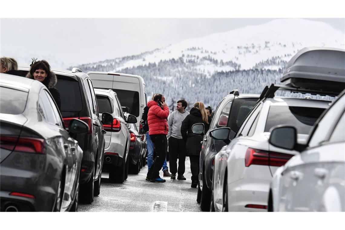 Auf dem Weg in den Winterurlaub ist mit Stau zu rechnen – wie hier am Brenner (Archiv).