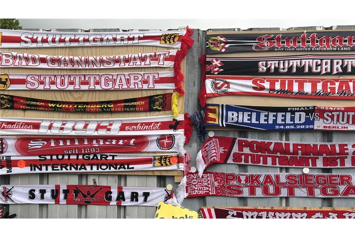 Liveblog: Shirin schwebt, der Wasen feiert, der VfB enttäuscht Auf dem Weg vom Bahnhof ins Stadion gibt es noch Gelegenheit, sich mit Fan-Utensilien auszustatten.