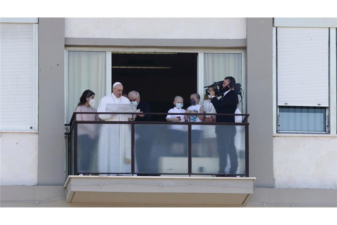 Papst Franziskus will am Sonntag öffentlich auftreten Auf den Balkon wird Franziskus - hier nach einer Operation im Jahr 2021 - nach Medienberichten eher nicht kommen. (Archivbild)