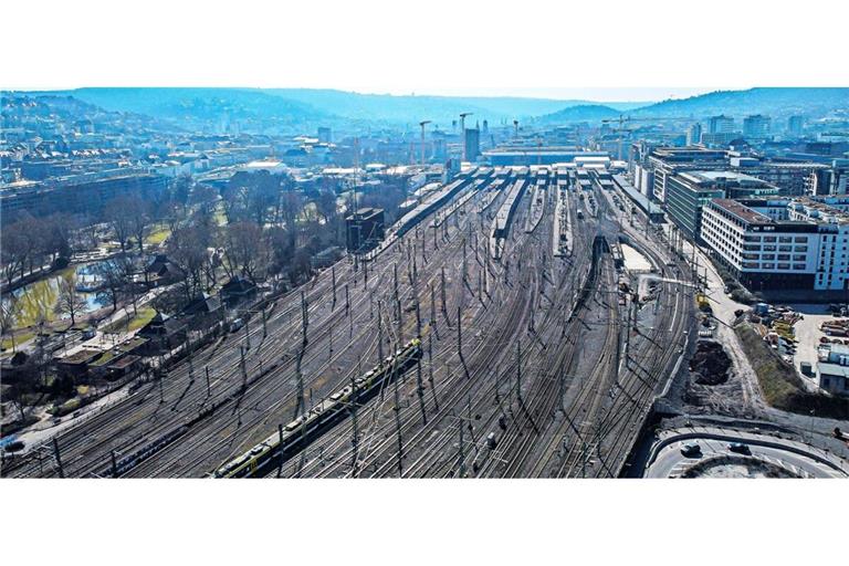 Auf den bisherigen Gleisflächen sollen Wohnungen gebaut werden. Das soll vorerst verhindert werden.