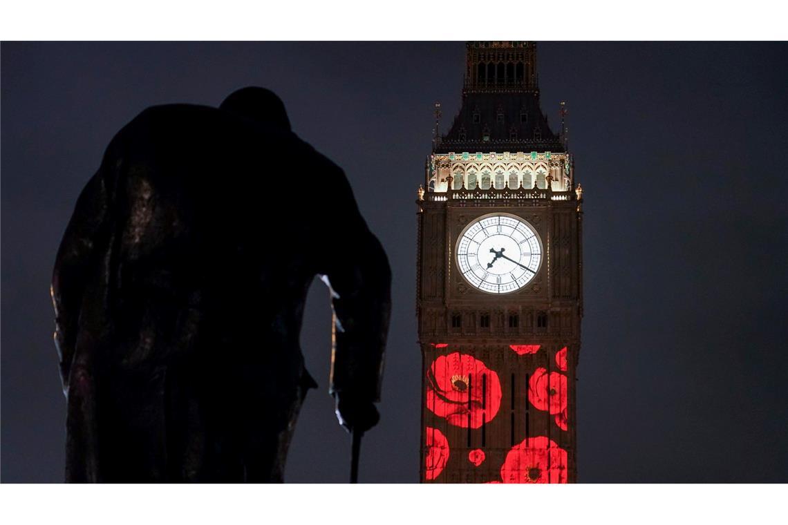 Auf den Elizabeth Tower, allgemein bekannt als Big Ben, werden anlässlich des 80. Jahrestages des Endes des Zweiten Weltkriegs rote Mohnblüten projeziert.