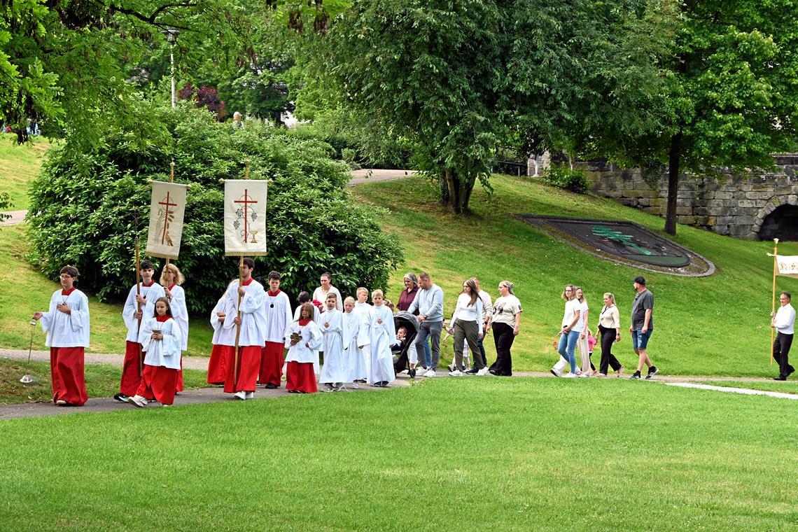 Auf den Festgottesdienst folgt die traditionelle Prozession, angeführt von Ministranten und Kommunionkindern. Foto: Elisabeth Klaper