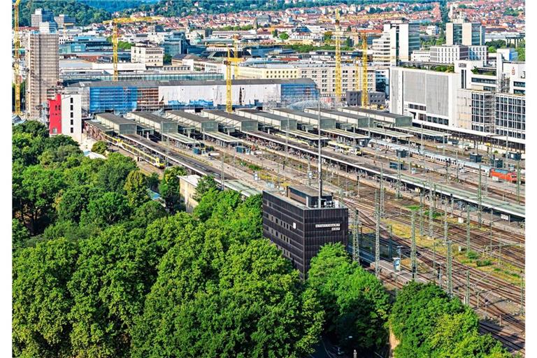 Auf den Gleisen am Bahnhof soll das Europaquartier entstehen – ob das zulässig ist, ist umstritten.
         
         Foto: 
            Imago/Arnulf Hettrich