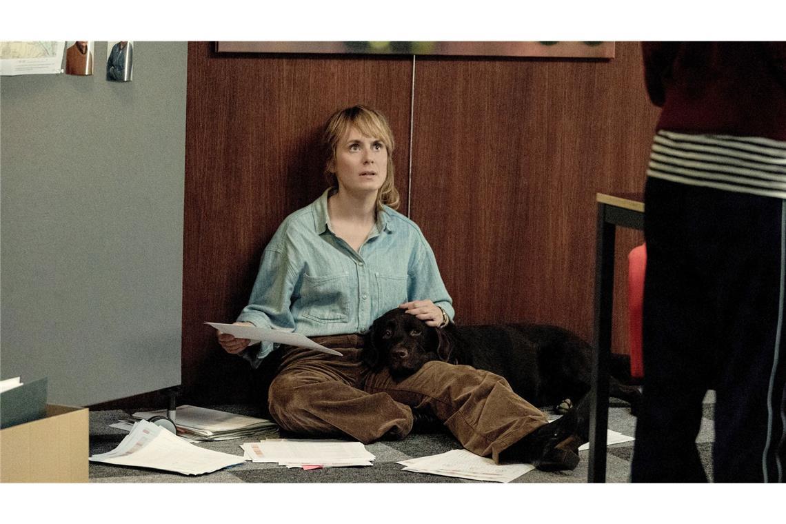 „Kammerflimmern“ – Wie war der Tatort aus Zürich? Auf den Hund gekommen: Isabelle Grandjean (Anna Pieri Zuercher) mit dem treuen Gefährten eines Opfers