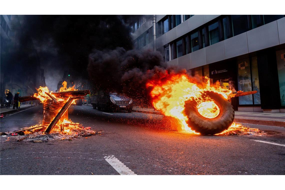 Auf den Straßen Brüssels brennt es.