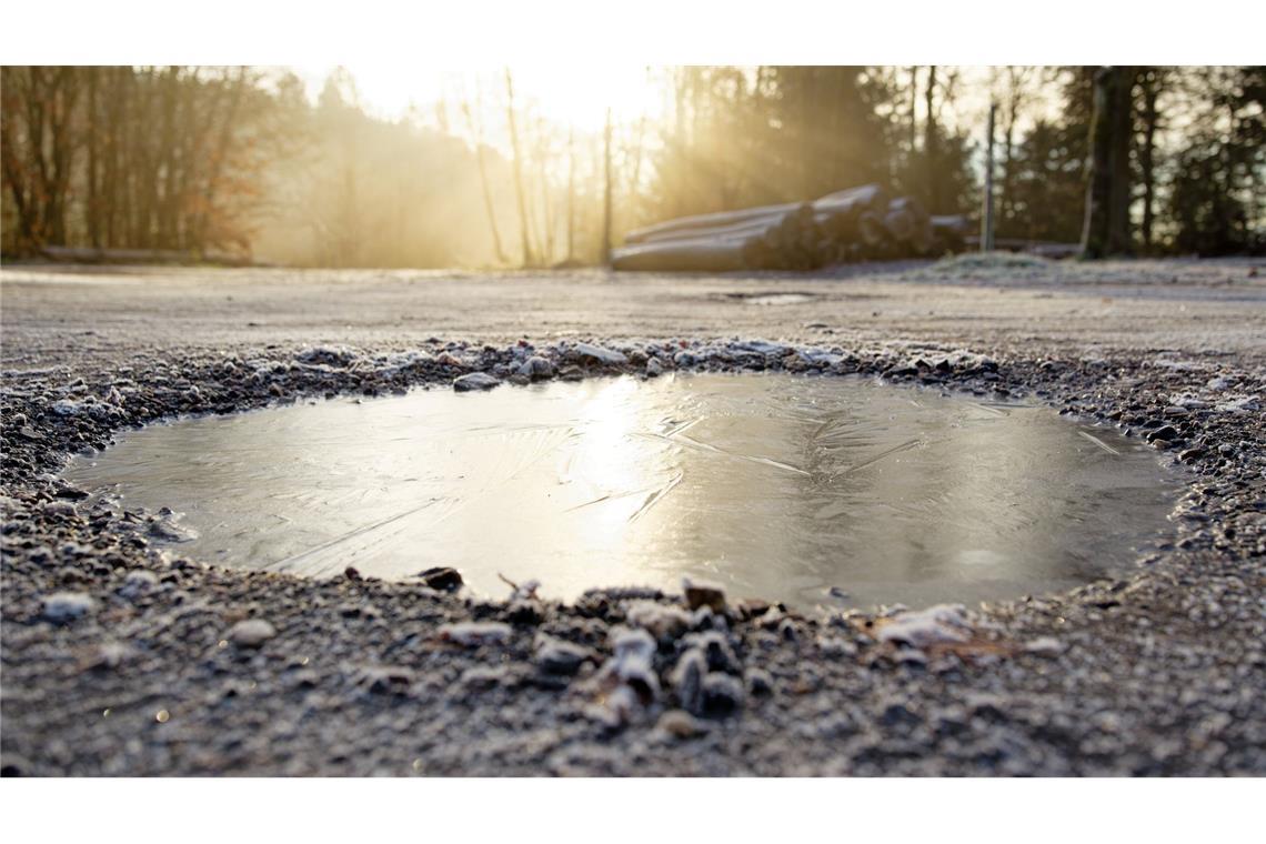 Auf den Straßen kann es wieder glatt werden (Archivbild).