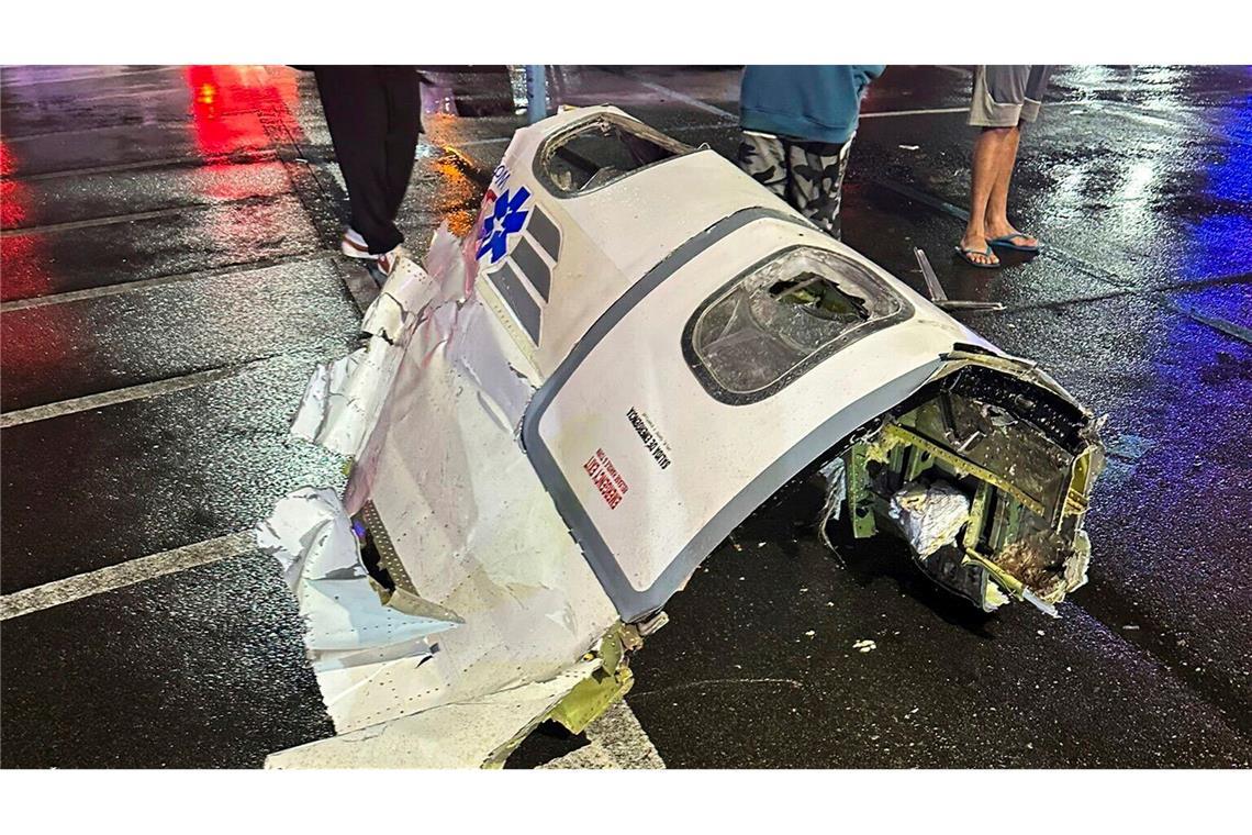 Jet stürzt in USA ab: Sieben Tote und viele Verletzte Auf den Straßen lagen Trümmerteile.