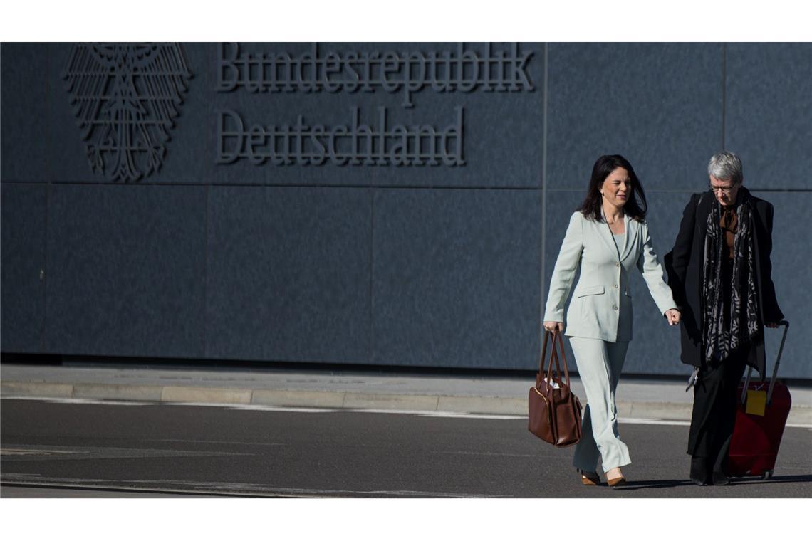 Baerbock reist in den Nahen Osten - Warnung vor Eskalation Auf den Weg in den Nahen Osten: Außenministerin Baerbock.