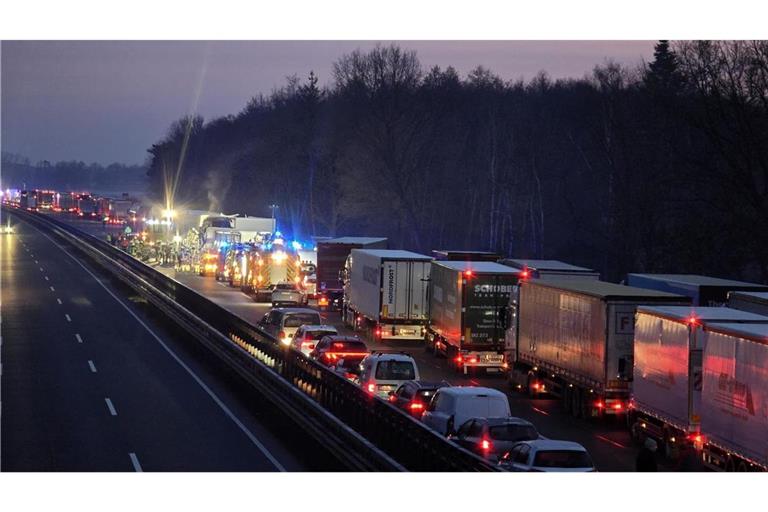 Auf der A1 sind in Niedersachsen zwei Menschen bei Unfällen gestorben.