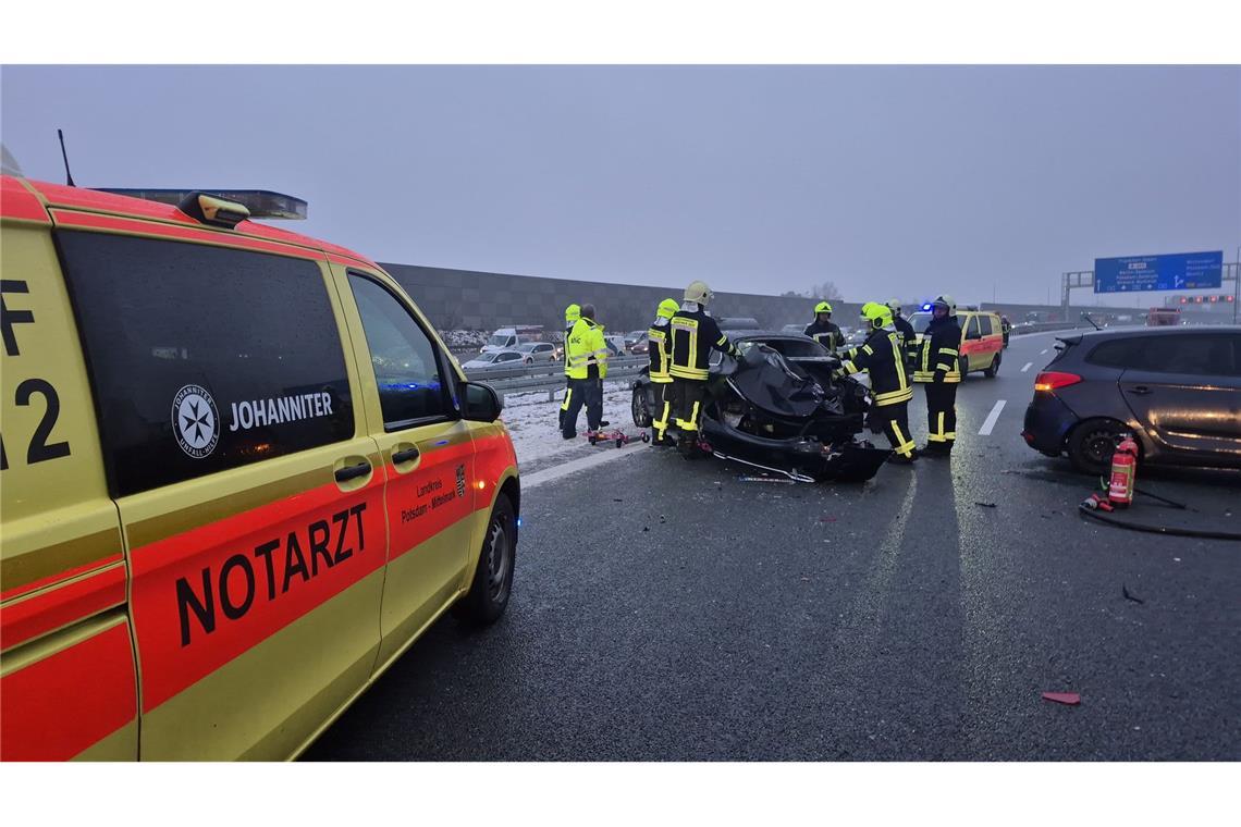 Auf der A10 krachten am Donnerstag zahlreiche Autos auf spiegelglatter Fahrbahn zusammen. Es gab viele Verletzte.