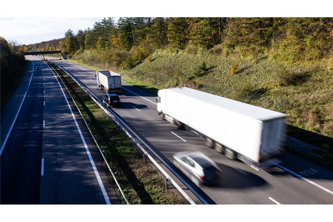 Mann stirbt nach Schüssen auf der Autobahn bei Grenoble Auf der A41 nahe Grenoble kam es zu Schüssen.