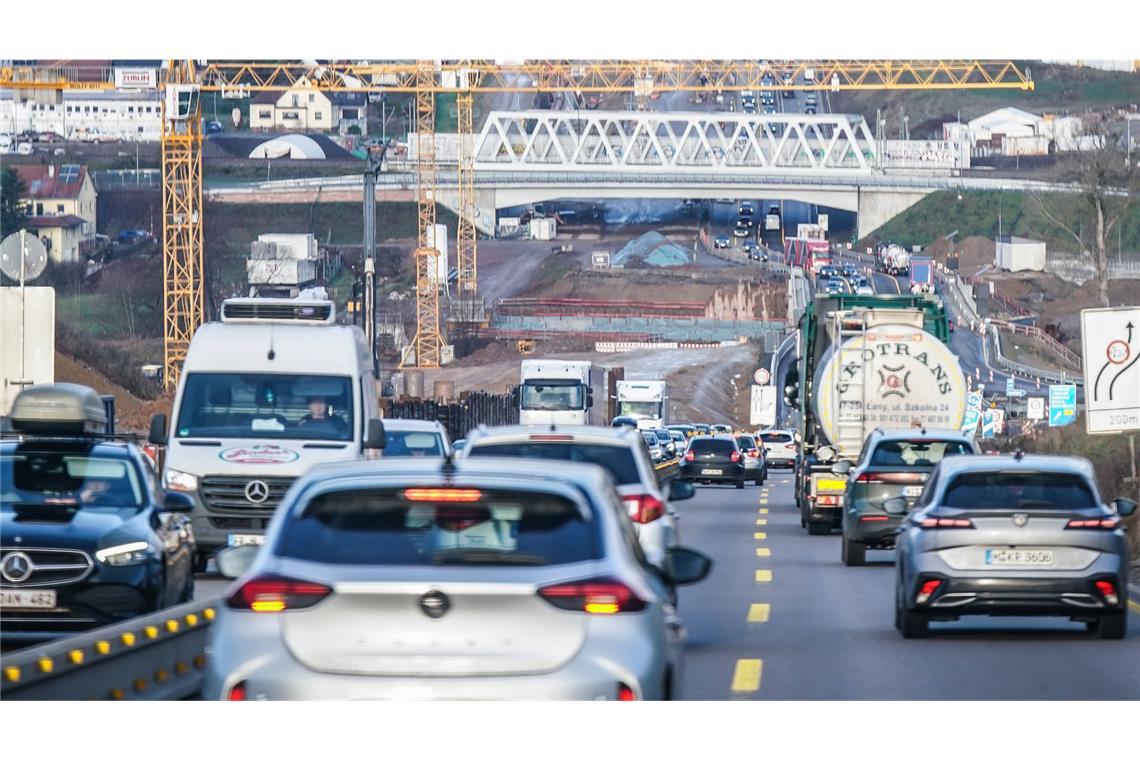Stau-Hotspots in den Herbstferien - 500 Kilometer Stillstand? Auf der A8 bei Pforzheim staut es sich fast täglich.