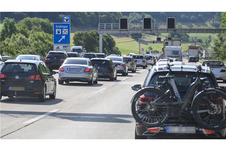 Auf der A8 zwischen Merklingen und Gruibingen drohen zum Start in den Mai lange Staus. (Archivbild)
