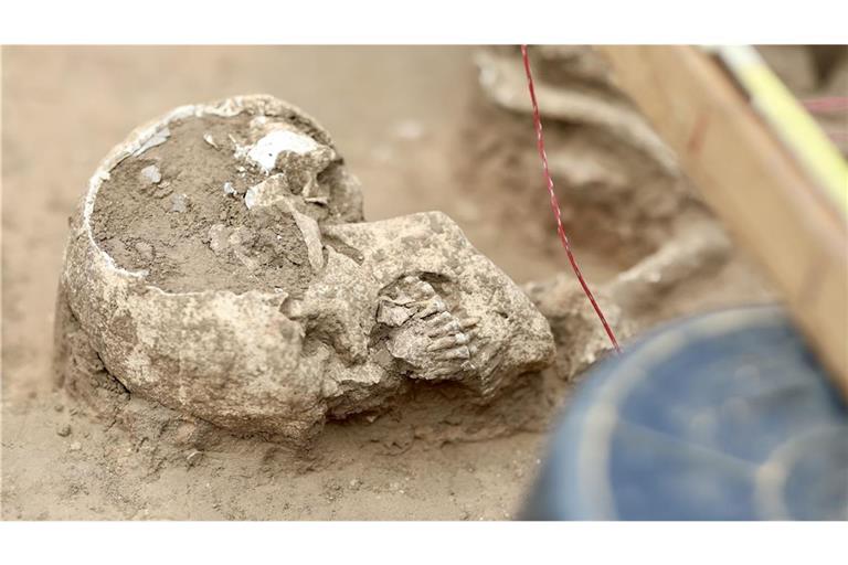 Auf der Anhöhe südlich von Söllingen sind  beim Baggern sechs oder mehr Bestattungen entdeckt worden. Es handelt sich um Erdgräber und um mindestens zwei bis drei Bestattungen mit Steinschutz und Steineinbauten.