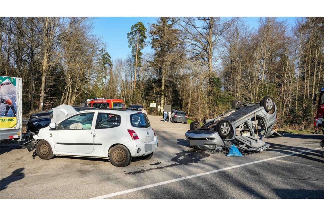 Autos kollidieren an Kreuzung – Rettungshubschrauber im Einsatz Auf der B296 bei Calw-Stammheim ist es zu einer Kollision gekommen.