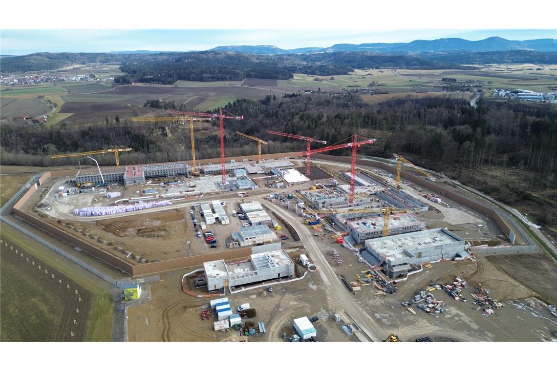 Kein Puffer mehr – Ausbau der Gefängnisse läuft auf Hochtouren Auf der Baustelle der künftigen JVA Rottweil geht es voran – hier ein Luftbild von Ende Januar.
