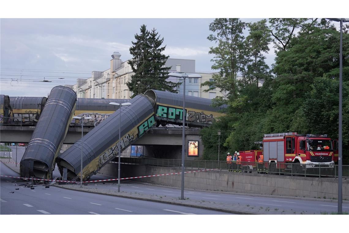 Auf der Eisenbahnbrücke, wo die Gleise über eine Weichenverbindung zusammengeführt werden, soll ein Güterzug auf das Gleis mit dem anderen Zug geleitet worden sein.