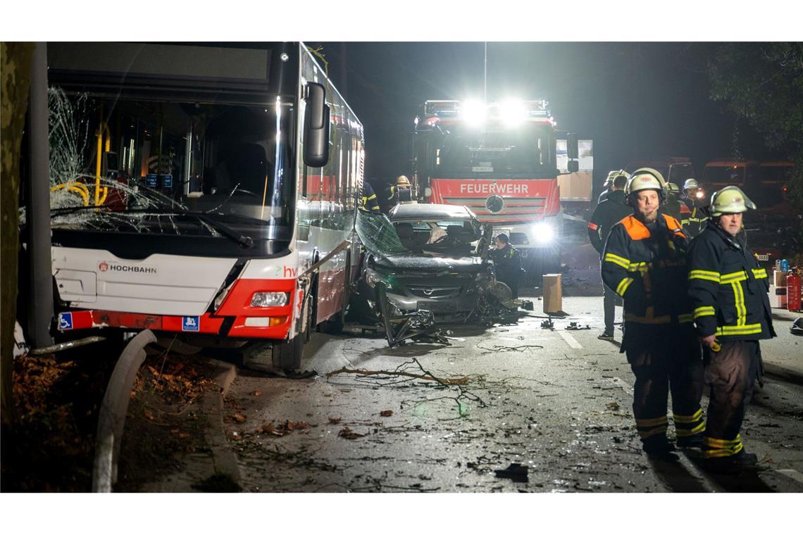 Auf der Flucht geriet der Wagen zwischen einen Linienbus und ein weiteres Fahrzeug und wurde dabei eingeklemmt.