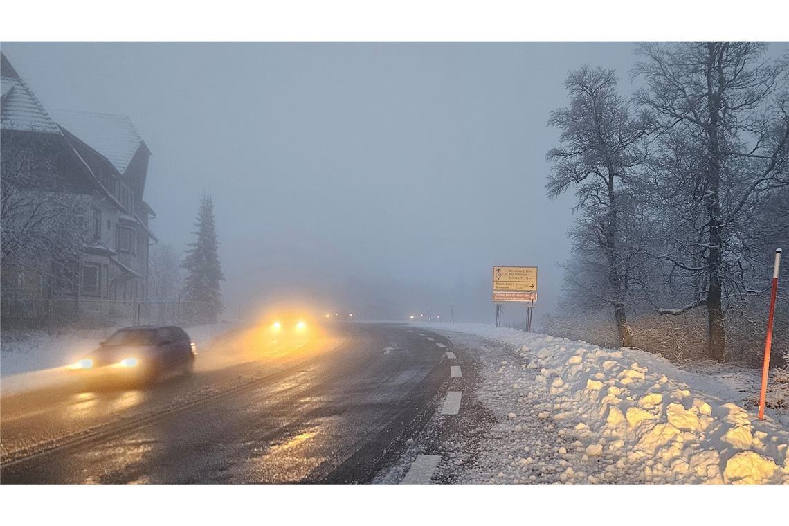 Schnee im Südwesten – Warnung vor Glätte Auf der Hochstrasse B28 hatte es gestern noch zehn Grad...