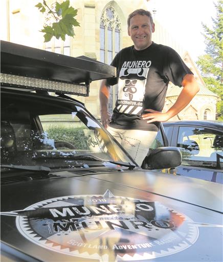 Auf der Kühlerhaube prangt das jüngste Abenteuermotto. Jetzt heißt es für Ralf Oppenländer zu packen, damit es am Samstag losgehen kann. Foto: C. Schick