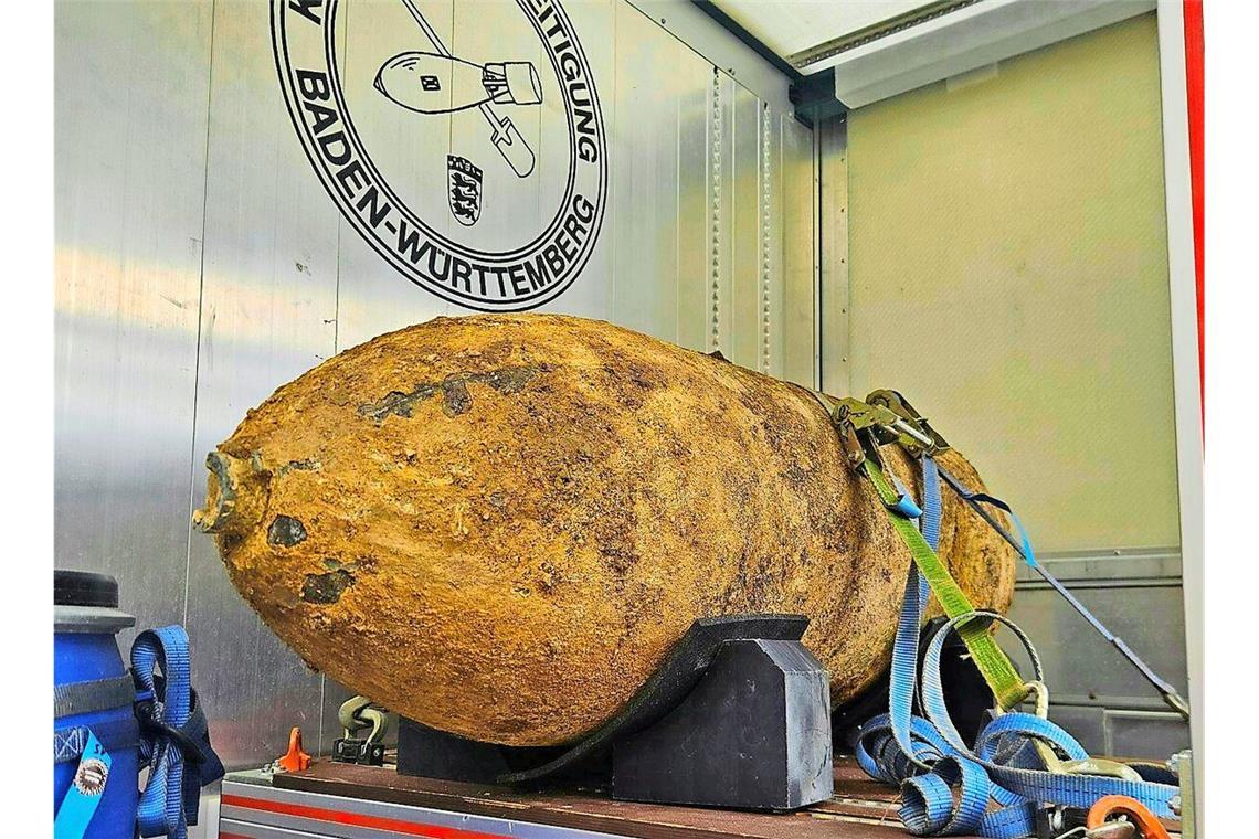 Auf der Ladefläche eines Transporters gesichert: Die Fliegerbombe aus dem Hospitalwald.