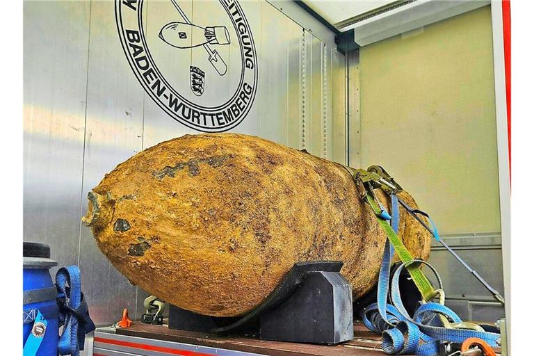 Auf der Ladefläche eines Transporters gesichert: Die Fliegerbombe aus dem Hospitalwald.