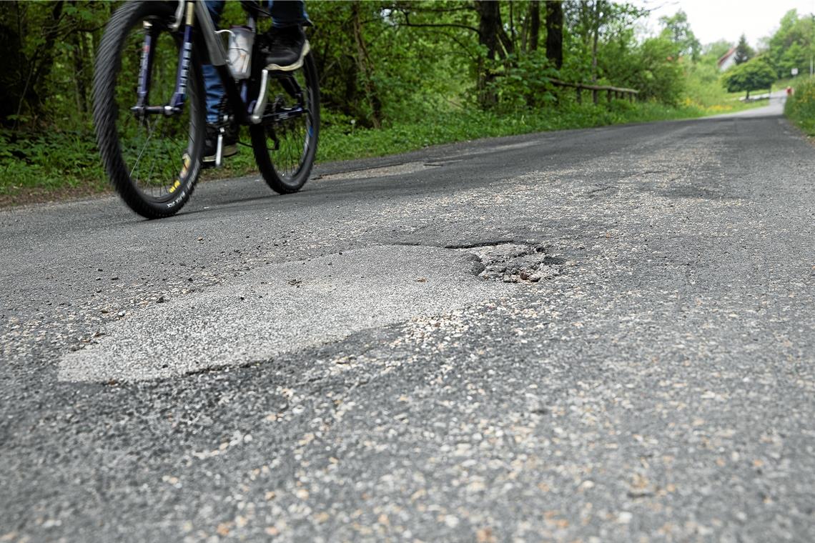 Teil der Straßensanierungen verschoben Auf der Liste, die im laufenden Jahr noch abgearbeitet wird, steht auch die Sanierung von Lutzensägmühle und Hausener Straße, die die Teilorte Alm und Hausen verbinden. Auch die Radfahrer wird’s freuen, wenn die Straßenschäden beseitigt sind. Foto: J. Fiedler
