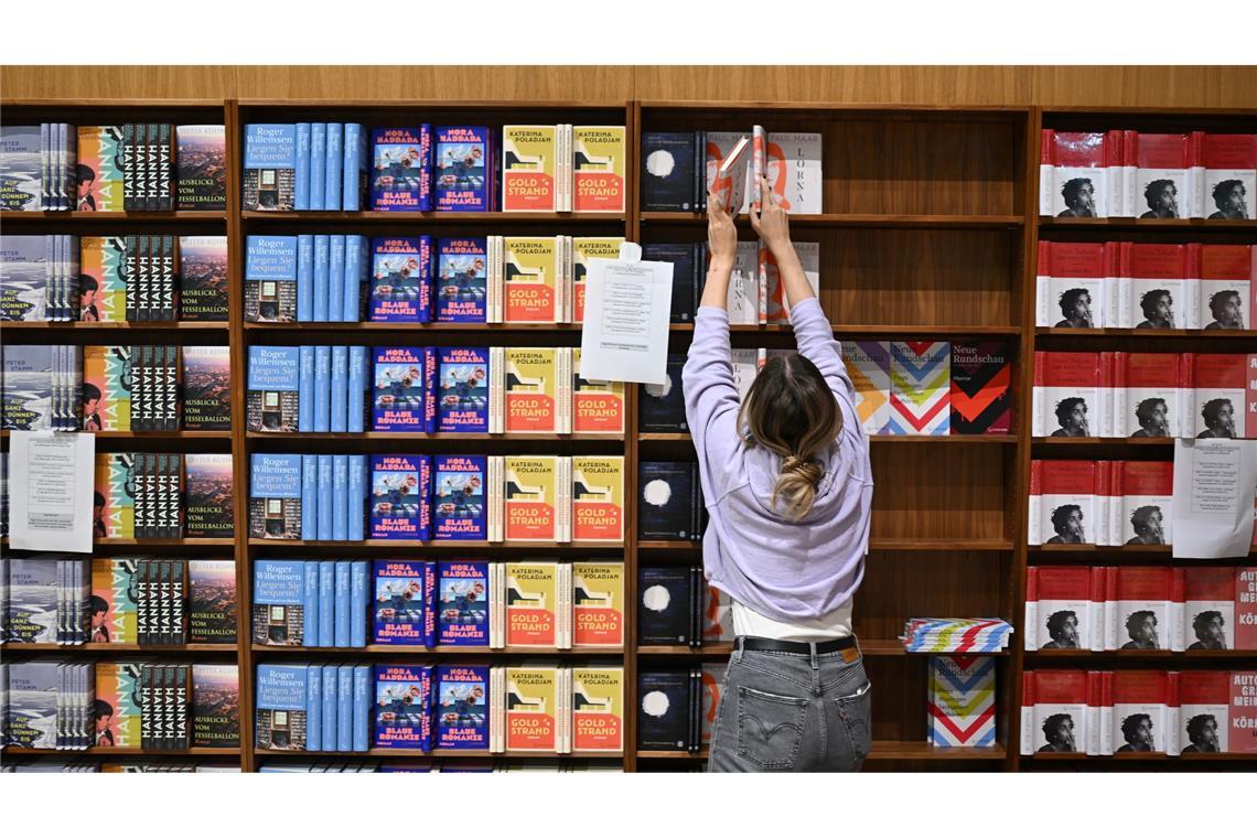 Auf der Messe wird eingeräumt.