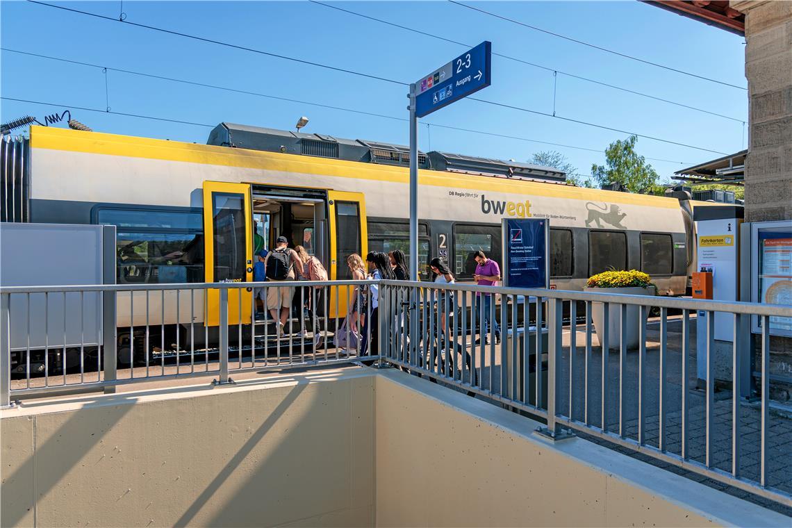 Auf der Murrbahn – die Aufnahme zeigt den Halt am Bahnhof in Murrhardt – braucht es dringend Modernisierung. Das gilt insbesondere für den Abschnitt zwischen Waiblingen und Schwäbisch Hall-Hessental. Foto: Stefan Bossow