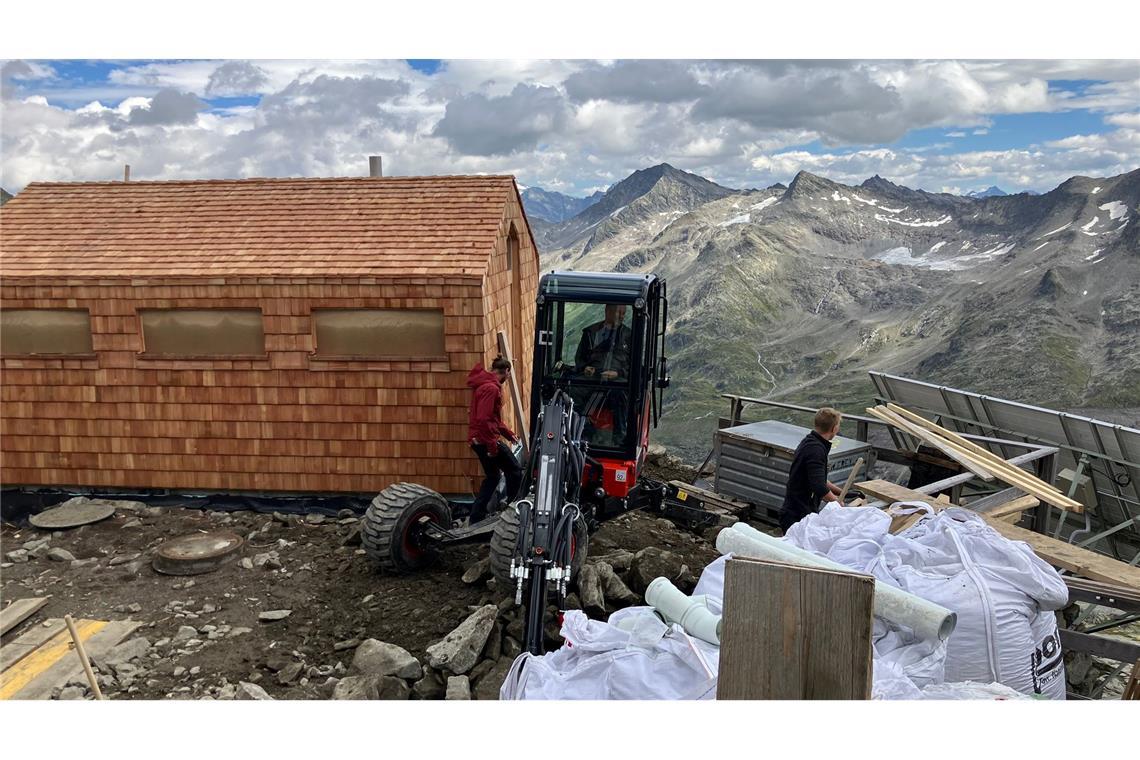 Klimakrise am Berg: Würmer fürs Hütten-Klo und Einfachheit Auf der Neuen Prager Hütte gehts aufs Örtchen künftig wieder raus aus der warmen Hütte rüber zum Toilettenhäusl - noch ist das Baustelle.