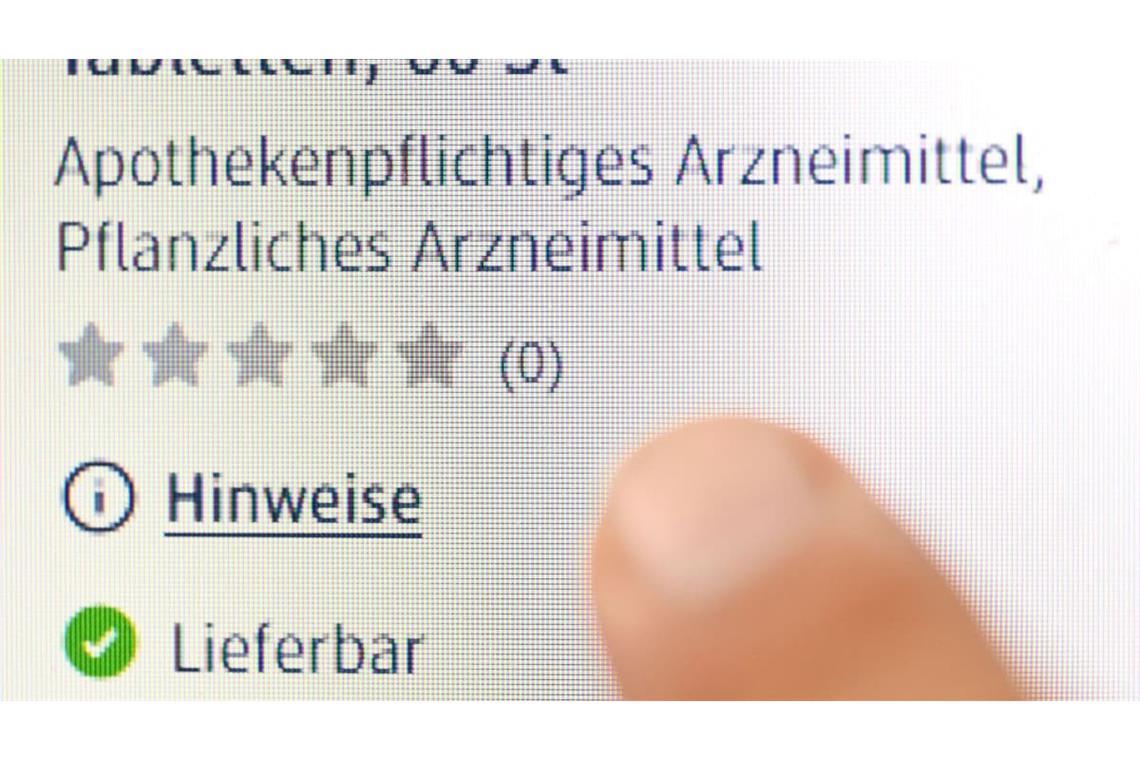 Auf der Produktseite eines apothekenpflichtigen Arzneimittels bei dm-med erscheint auf einem Bildschirm der Hinweis «Lieferbar» (Archivfoto).