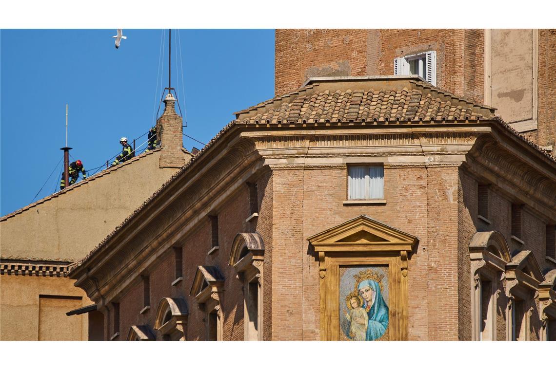 Kamin zur Papstwahl nun auf Sixtinischer Kapelle Auf der Sixtinischen Kapelle steht nun der weltberühmte Kamin.