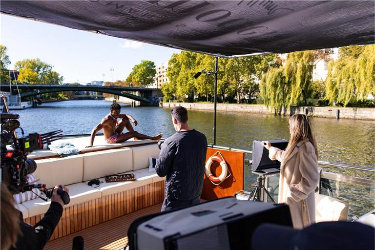 Auf der Spree in Berlin müssen die Kandidaten beim Shooting alles geben.