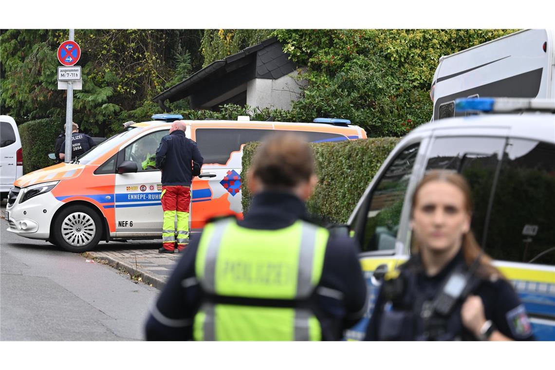 Messerangriff auf neue Herdecker Bürgermeisterin Auf der Straße läuft ein größerer Polizeieinsatz.
