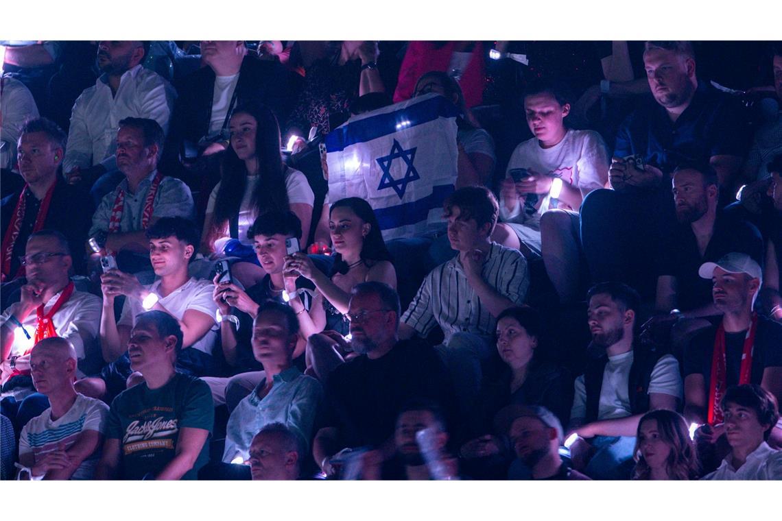 Streit um Israel beim ESC – Veranstalter plant Online-Votum Auf der Straße Proteste, in der Halle Unterstützung für Israel beim ESC in Basel (Archivbild).