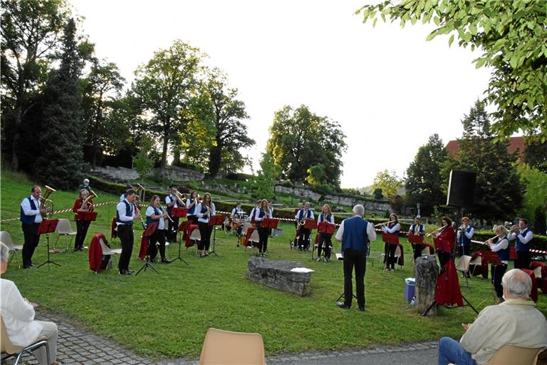 Auf der Wiese neben dem Söhnle-Pavillon konnten die Sicherheitsabstände problemlos eingehalten werden. Der Akustik tat dies keinen Abbruch. Foto: E. Klaper