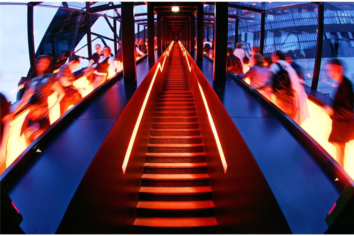 Donald Trumps Wutrede und der Aufstieg der Rolltreppe Auf der Zeche Zollverein in Essen befindet sich die längste freistehende Rolltreppe Deutschlands: zwei Gangways mit je 250 Stufen, 58 Meter lang, 90 Sekunden Fahrzeit.