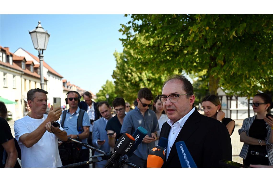 Auf die abgeschobenen Afghanen wurde Bundesinnenminister Alexander Dobrindt (CSU) von Journalistinnen und Journalisten auch während seiner Sommerreise mit Stationen in Sachsen-Anhalt und Niedersachsen angesprochen. (Archivfoto)